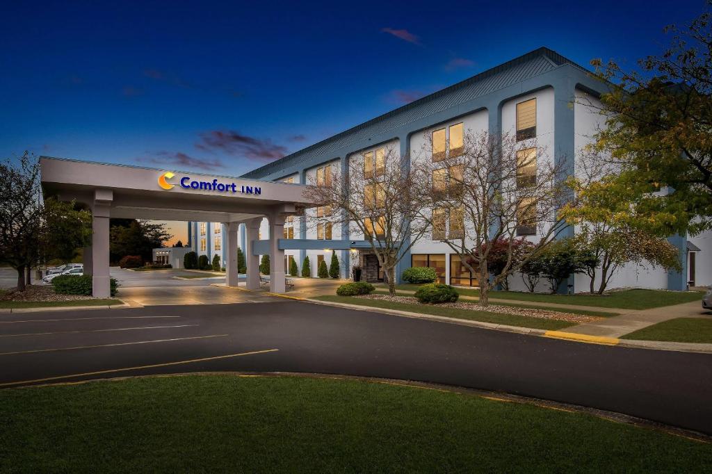 Comfort Inn Cadillac cover photo